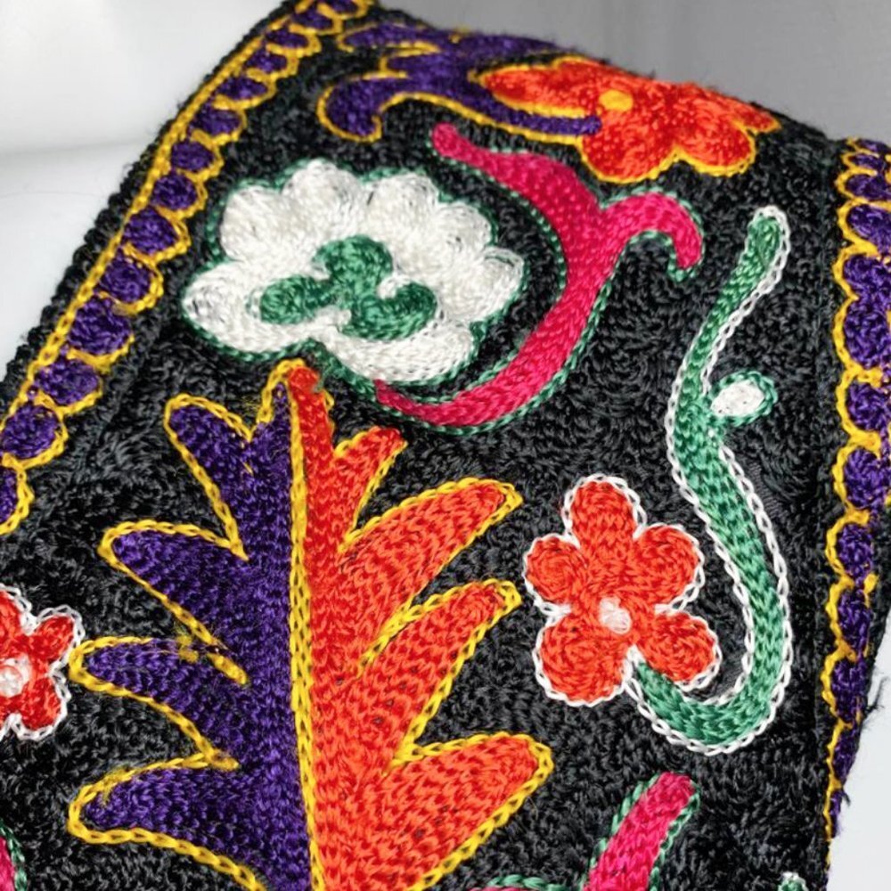 VINTAGE Embroidered vest - Picture 6 of 6